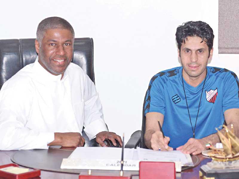 رئيس جهاز كرة القدم محمد الملا ومدرب الفريق الأول لكرة القدم هاني الصقر خلال توقيع العقد