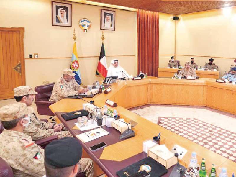 نائب رئيس مجلس الوزراء وزير الدفاع الشيخ حمد الجابر متوسطاً القادة العسكريين ورؤساء المكاتب والملحقين الجدد