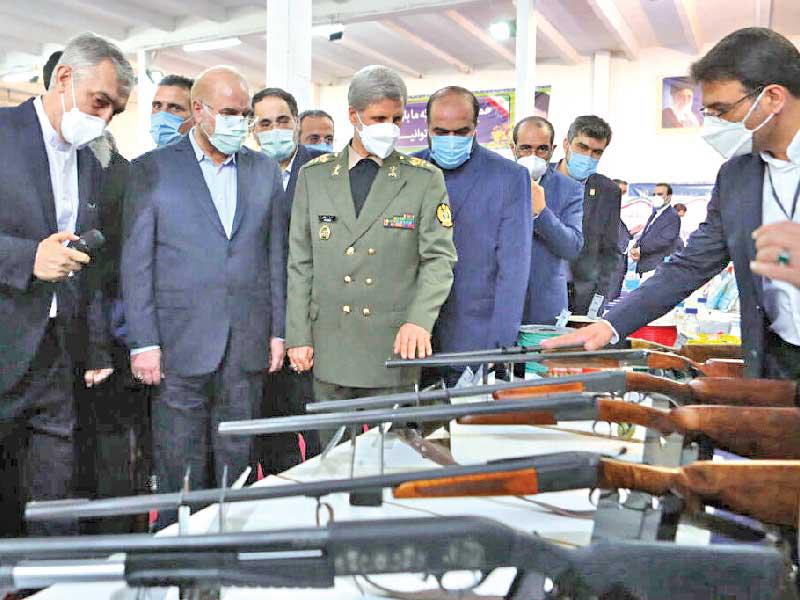 قاليباف يستمع لشرح داخل معرض للصناعات الدفاعية المحلية في طهران أمس   (إرنا)