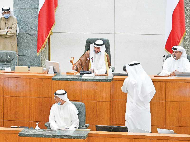 رئيس مجلس الأمة مرزوق الغانم  لحظة رفع الجلسة