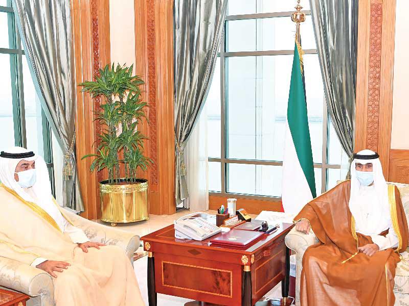 صاحب السمو أمير البلاد الشيخ نواف الأحمد مستقبلاً  رئيس مجلس الوزراء سمو الشيخ صباح الخالد أمس