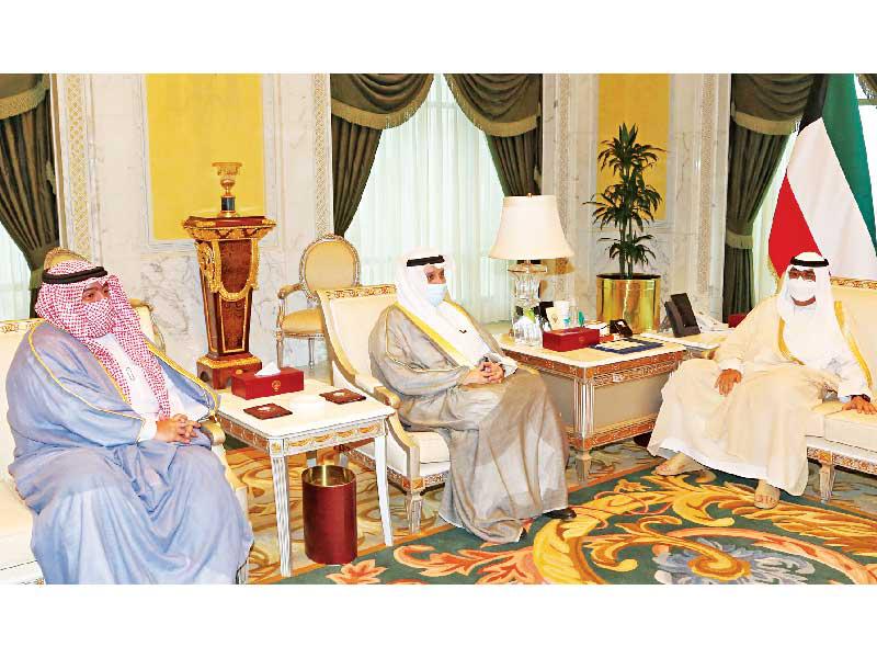 سمو ولي العهد الشيخ مشعل الأحمد مستقبلاً  نائب رئيس مجلس الوزراء وزير الدفاع، الشيخ حمد الجابر ووزير الداخلية الشيخ ثامر العلي أمس