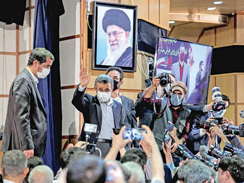 أحمدي نجاد يقدم أوراق ترشحه للرئاسة في طهران منتصف الشهر الجاري (أ ف ب)n