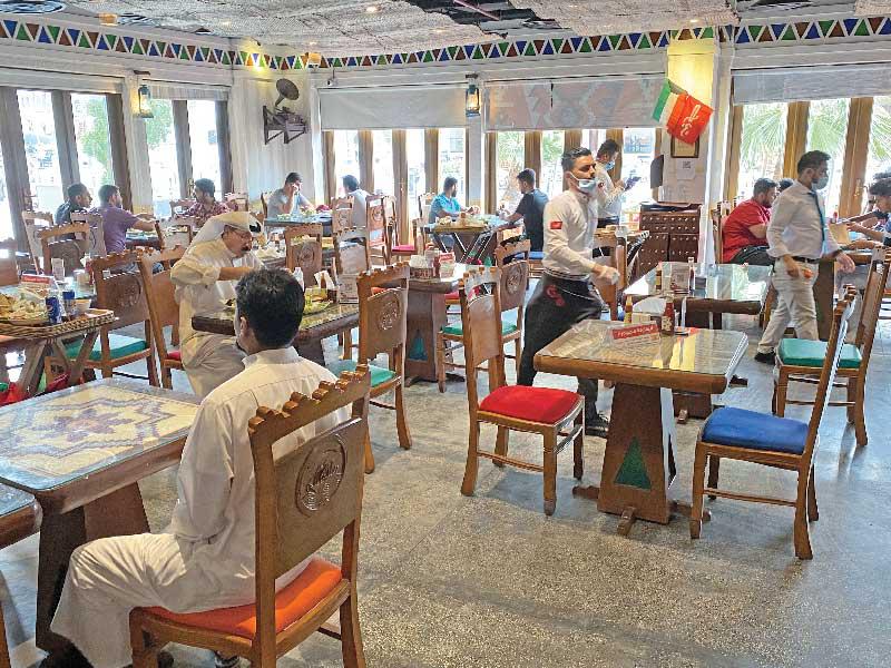 صالات المطاعم والمقاهي في الكويت تعود لاستقبال الزبائن