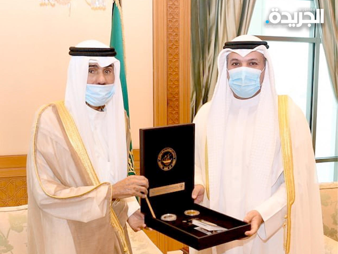 الهاشم يسلم سمو الأمير مسكوكة تذكارية