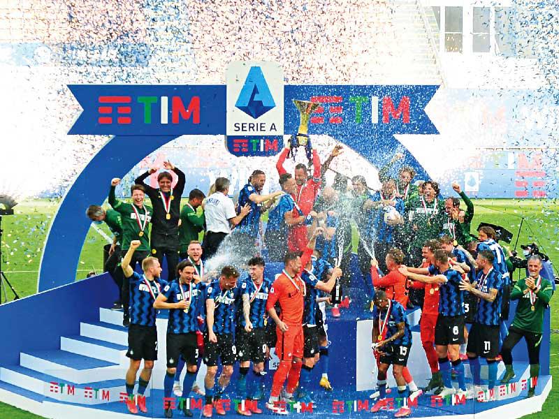 جانب من مراسم تتويج إنتر ميلان بلقب الدوري الإيطالي