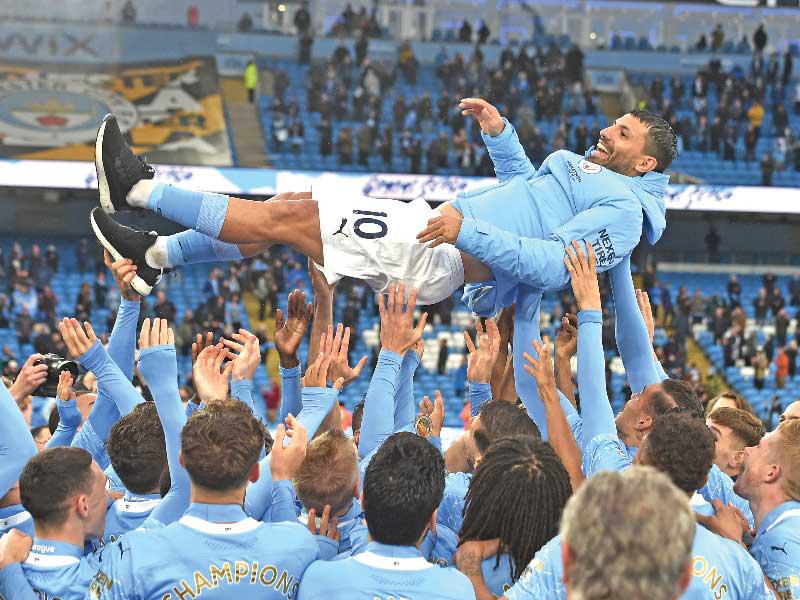 لاعبو مانشستر سيتي خلال توديع أغويرو