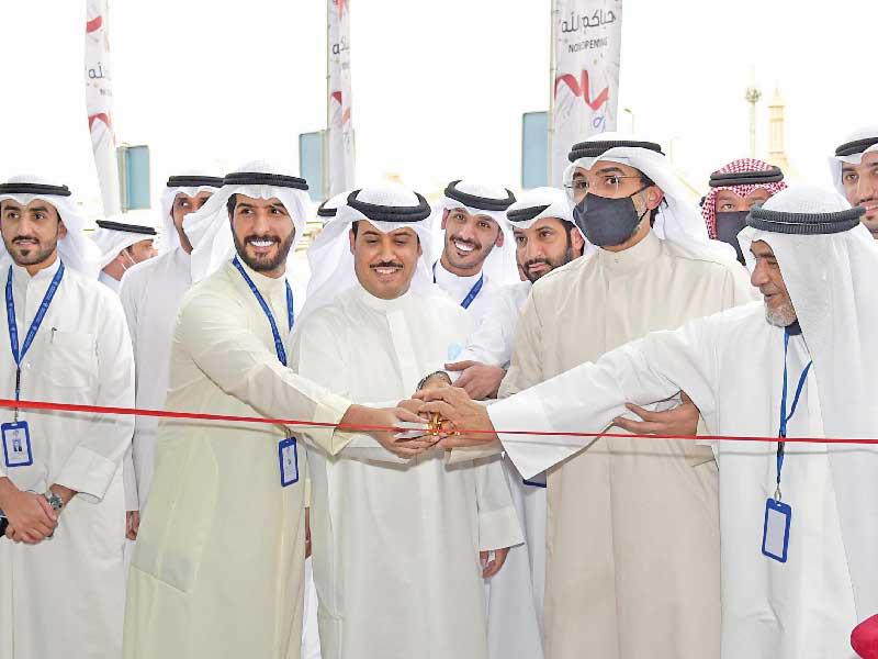 وكيل وزارة الشؤون الاجتماعية، عبدالعزيز شعيب والعرو والوعلان أثناء قص شريط افتتاح سوق الصديق المركزيt(تصوير ميلاد غالي)