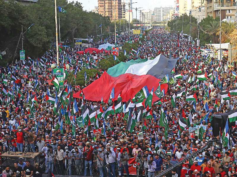 آلاف الباكستانيين المؤيدين لحركة الجماعة الإسلامية يتظاهرون دعماً للفلسطينيين في كراتشي امس الأول (إي بي اي) 