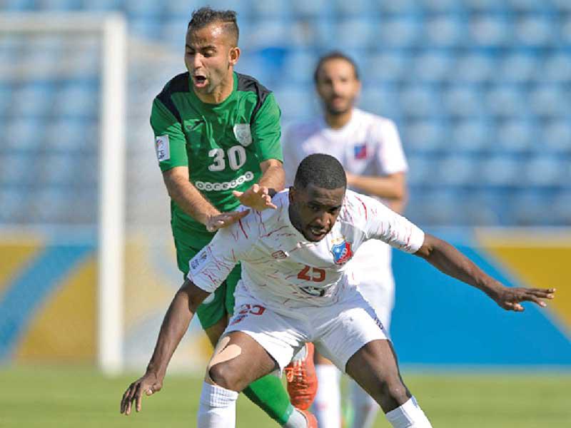 محترف الكويت سيسوكو يستحوذ على الكرة من أمام عبدالحميد حبيب
