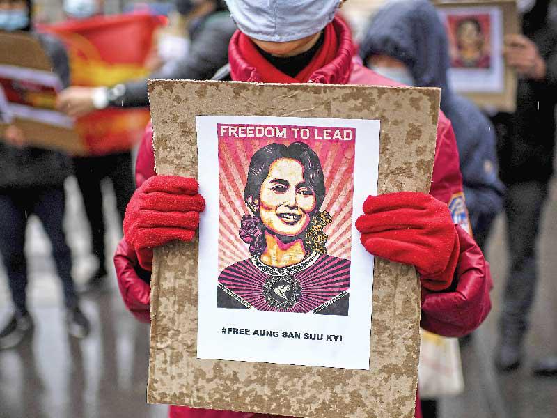 أحد المؤيدي يحمل صورته الزعيمة البورمية السابقة أونغ سان سوتشي 