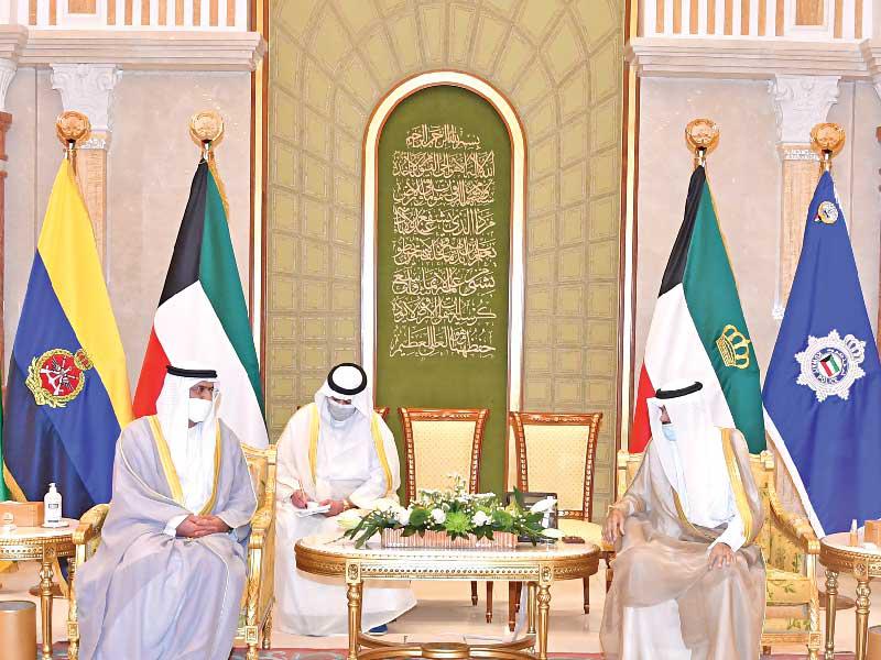 صاحب السمو أمير البلاد، الشيخ نواف الأحمد لدى تسلمه أوراق اعتماد سفير الإمارات أمس