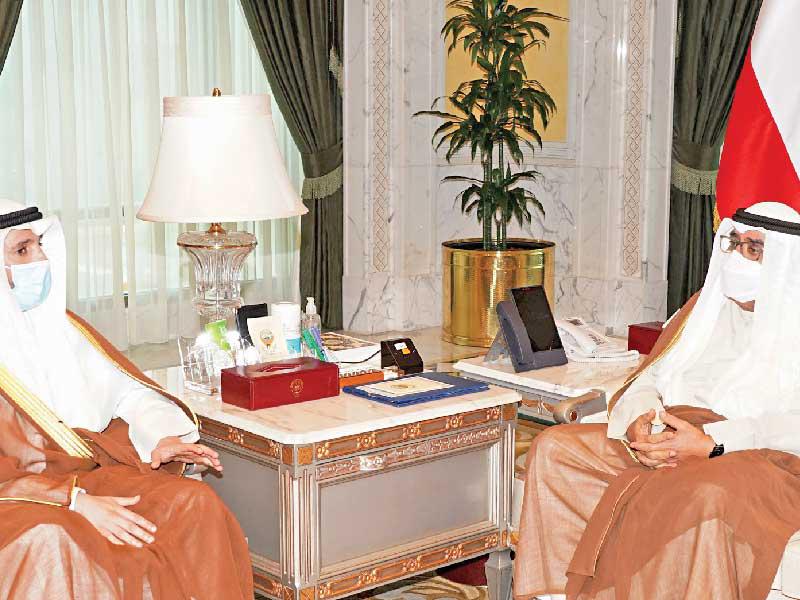 سمو ولي العهد الشيخ مشعل الأحمد  مستقبلا  رئيس مجلس الامة مرزوق الغانم امس