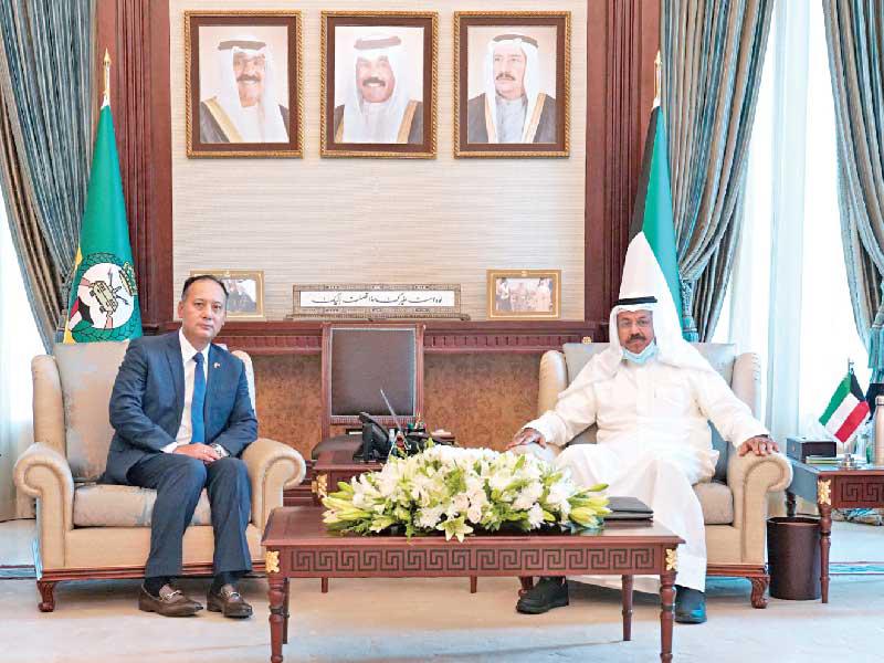 نائب رئيس الحرس الوطني، الفريق أول متقاعد، الشيخ أحمد النواف  مستقبلا السفير فوق العادة ومفوض مملكة بوتان الصديقة لدى دولة الكويت، تسيرينغ جلتشن بنجور أمس