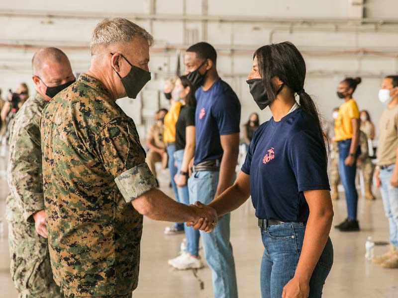 ماكينزي يهنئ متطوعين تم قبولهم في الجيش الأميركي قبل أيام (صفحة سنتكوم)n