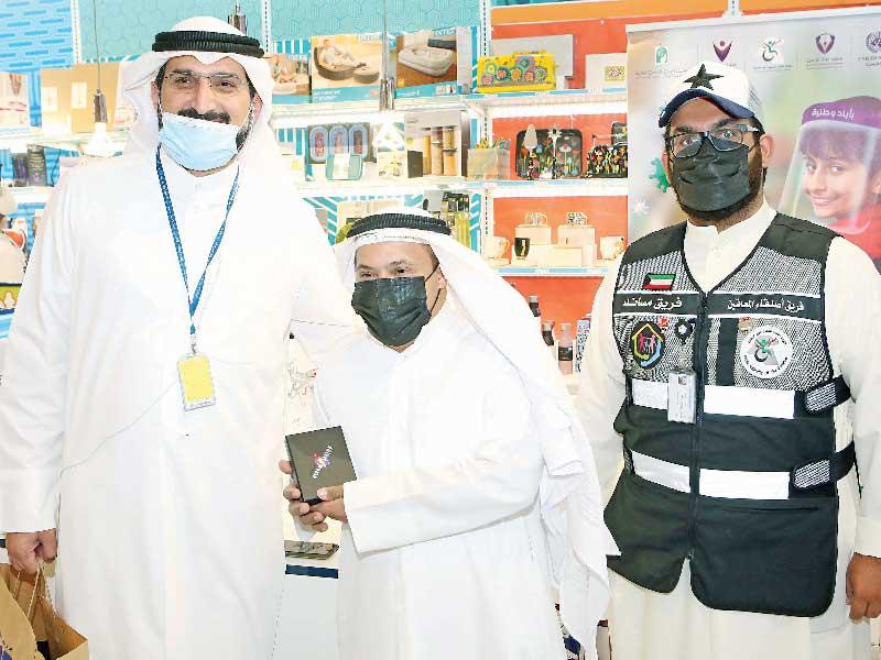 عيسي كرم من فريق المسؤولية المجتمعية بالبنك مع أحد الأطفال داخل متجر اللعب