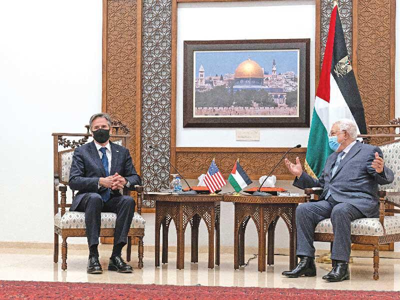 الرئيس الفلسطيني محمود عباس مستقبلاً وزير الخارجية الأميركي انتوني بلينكن في رام الله أمس t(وفا)