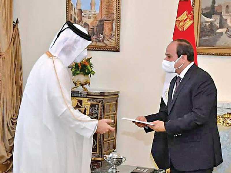الرئيسي المصري عبدالفتاح السيسي يتسلم رسالة أمير قطر من وزير الخارجية القطري محمد بن عبدالرحمن آل ثاني في القاهرة أمس (رئاسة الجمهورية)