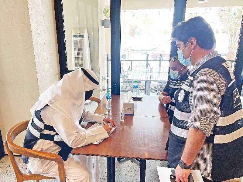 رئيس فريق تفتيش العاصمة في المركز الوطني للصحة والسلامة المهنية المهندس علي صفر والنعمة والمطر خلال التأكد من الاشتراطات بأحد المطاعم