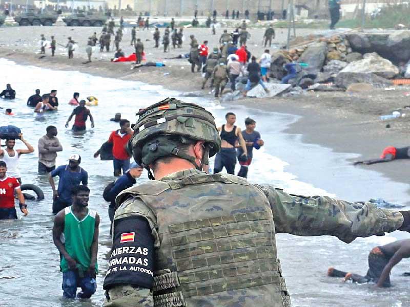 إسبانيا تستغل «سبتة» وترحِّل لاجئين يمنيين