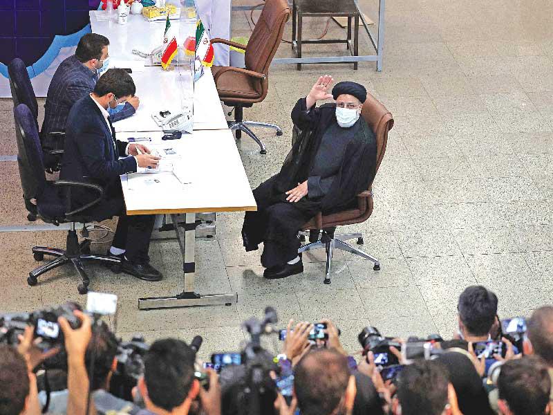 رئيسي يقدم أوراق ترشحه منتصف الشهر الجاري في طهران (أ ف ب)