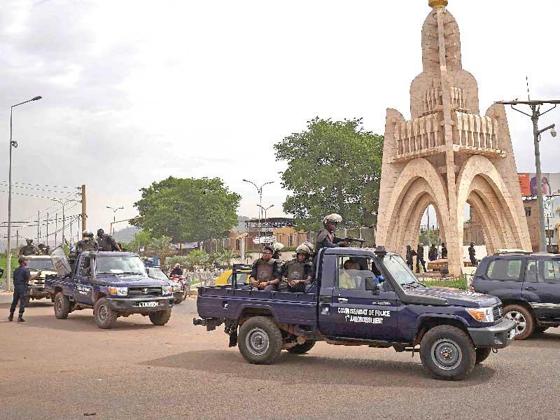 دورية عسكرية بساحة الاستقلال في باماكو أمس (ا ف ب)