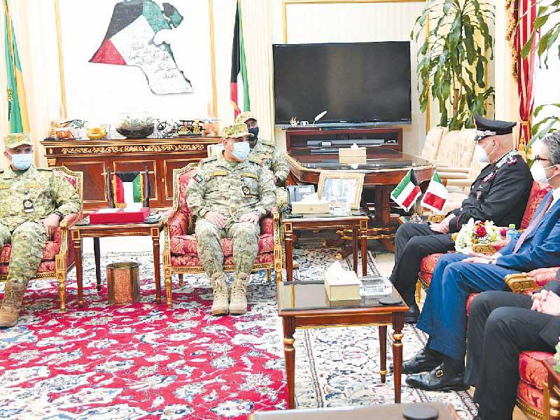 وكيل الحرس الوطني الفريق الركن مهندس هاشم الرفاعي مستقبلاً السفير الإيطالي والوفد العسكري أمس