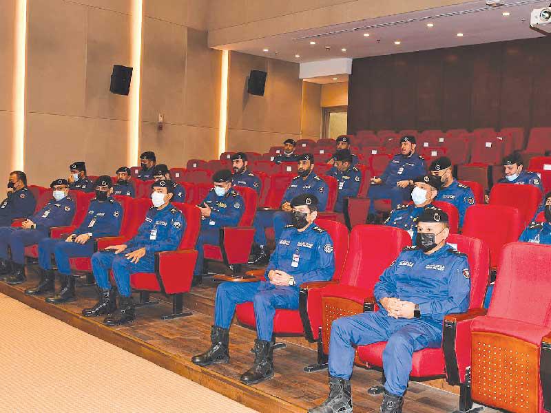  رئيس قوة الإطفاء العام الفريق خالد المكراد وقادة الإطفاء خلال الاجتماع أمس