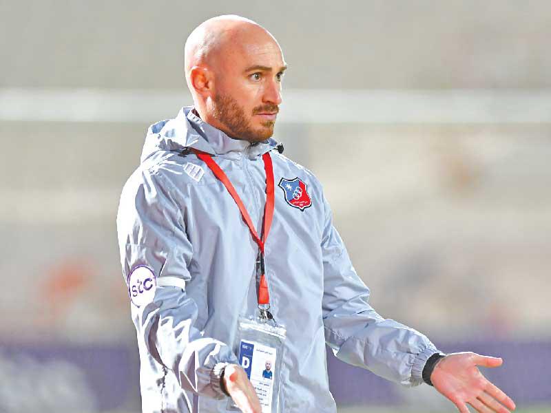  مدرب فريق الكويت لكرة القدم الإسباني كارلوس غونزاليس