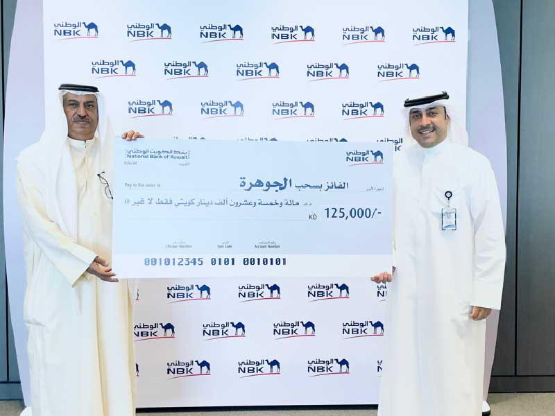 الفائز يتسلم الجائزة