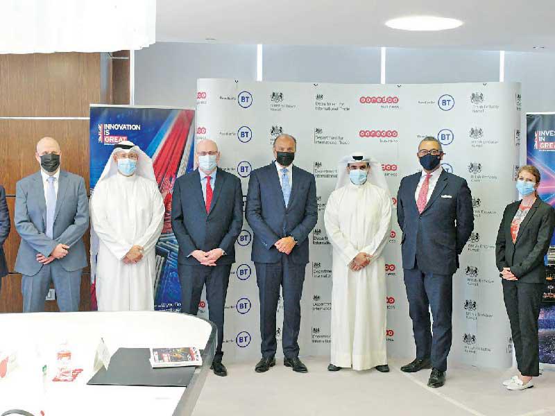 صورة جماعية لجيمس كليفرلي وبيلندا لويس وعبدالعزيز يعقوب البابطين والإدارة العليا للشركة