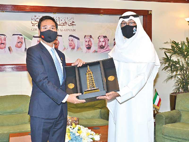  محافظ الأحمدي الشيخ فواز الخالد مستقبلاً سفير فيتنام لدى الكويت نجو توان ثانغ