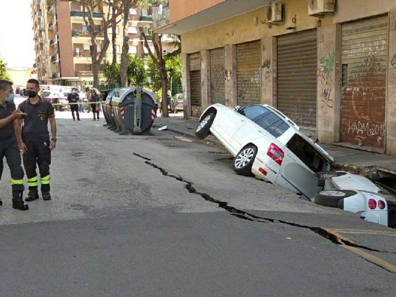 سيارتان عالقتان بحفرة في أحد شوارع روما