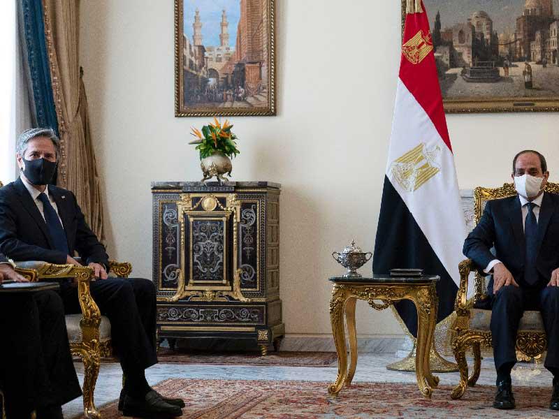 الرئيس المصري عبدالفتاح السيسي مستقبلاً وزير الخارجية الأميركي أنتوني بلينكن في القاهرة أمس             (صفحة الرئاسة)