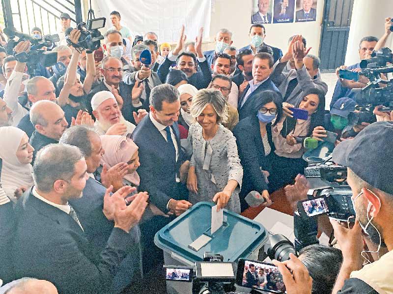 الرئيس بشار الأسد وزوجته يدليان بصوتيهما في دوما أمس   (رويترز)