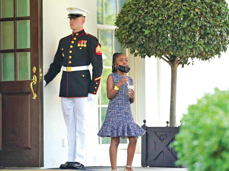 جيانا جورج فلويد تخرج من باب الجناح الغربي في البيت الأبيض