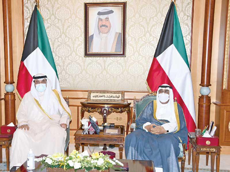  سمو ولي العهد، الشيخ مشعل الأحمد مستقبلاً رئيس مجلس الوزراء سمو الشيخ صباح الخالد أمس