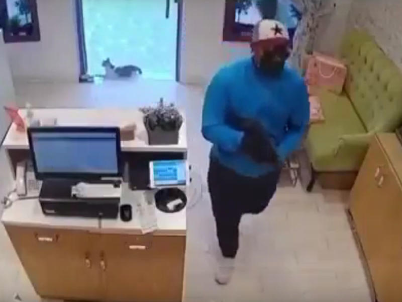 السارق يشهر سلاحه بوجه العاملات