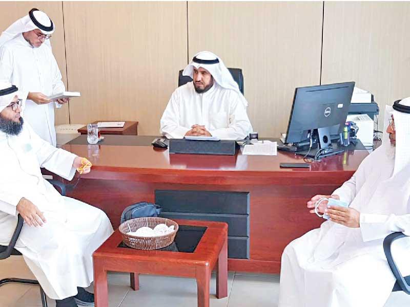 اجتماع إدارة المخطوطات والمكتبات الإسلامية بوزارة الأوقاف والشؤون الإسلامية مع عميد شؤون الطلبة في كلية الشريعة د. مطلق الجاسر