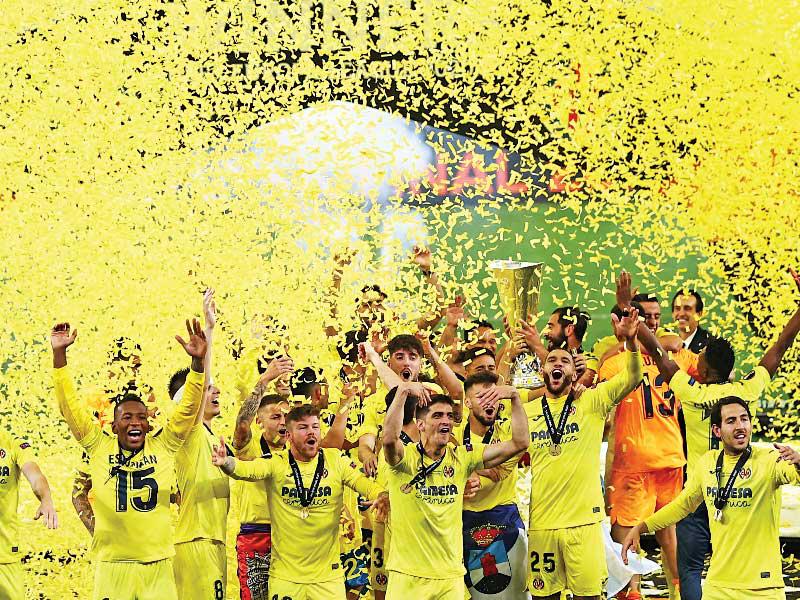 جانب من مراسم تتويج فياريال بلقب الدوري الأوروبي