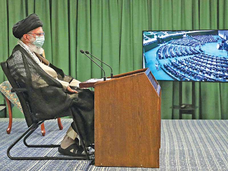 المرشد الإيراني علي خامنئي خلال كلمته عبر الفيديو كونفرنس أمس (أ ف ب)