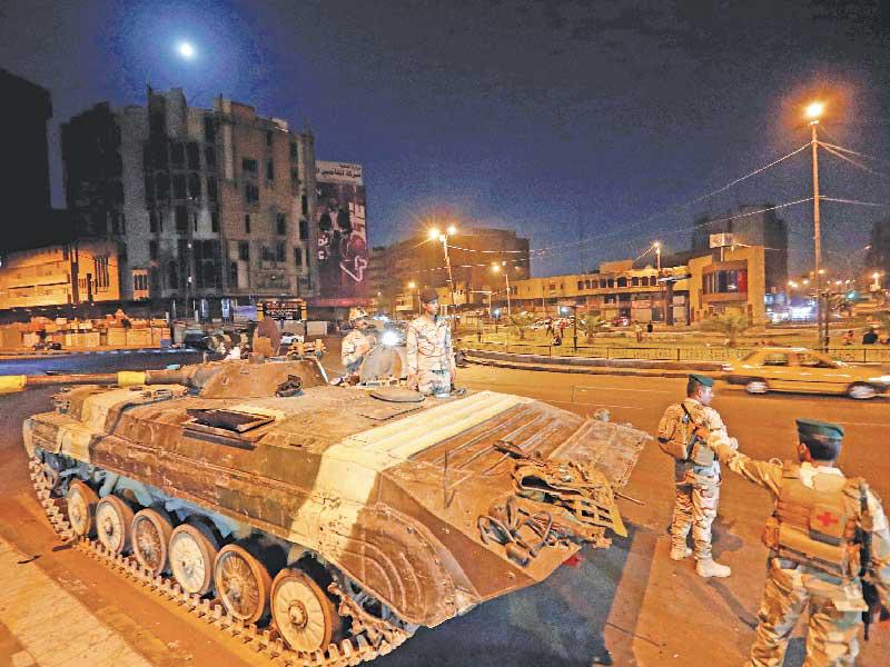 جنود عراقيون ينتشرون ببغداد أمس الأول (رويترز)