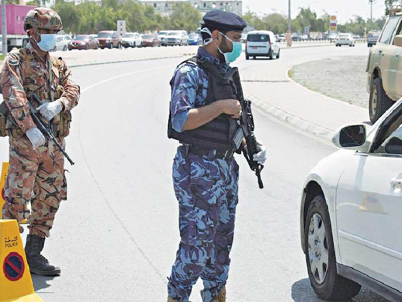 احد نقاط التفتيش التي تقوم بيها الشرطة في سلطنة عمان 