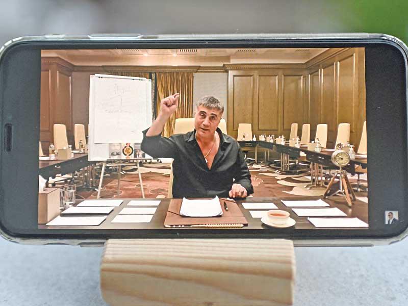 الزعيم المافيوي التركي سادات بكر متحدّثاً في أحد تسجيلاته على «يوتيوب» (أ ف ب)