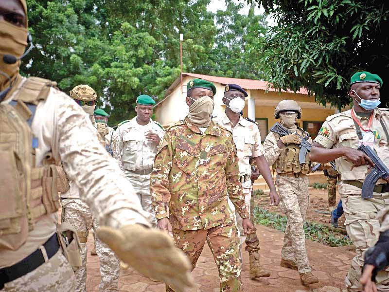 العسكريون في مالي يطلقون سراح الرئيس ومسؤولين انتقاليين