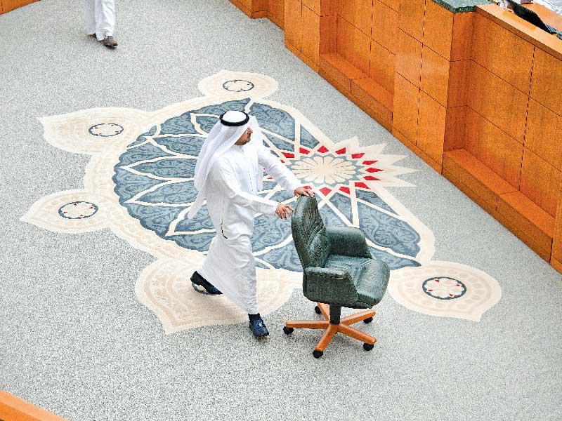 النائب عبدالكريم الكندري متجهاً بمقعد رئيس الوزراء إلى أسفل المنصةn