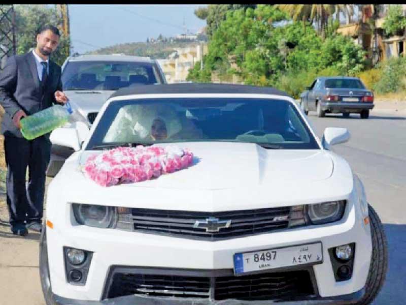 العريس اللبناني يملأ سيارته بالبنزين