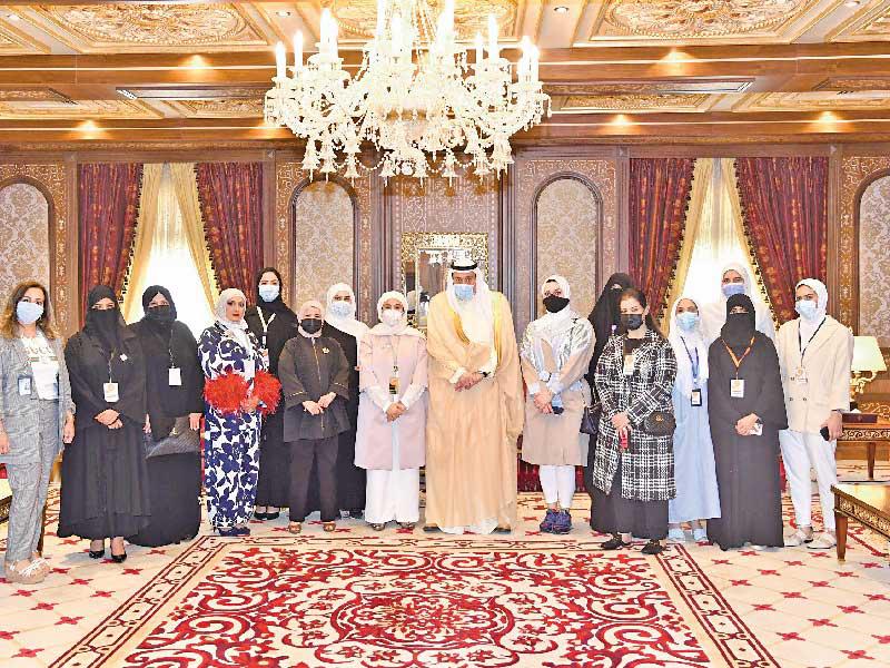  المستشار بالديوان الأميري الشيخ فيصل الحمود متوسطاً رئيس وأعضاء «أتمنى»