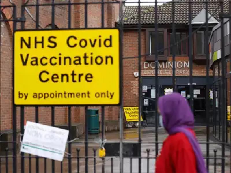 مركز تطعيم في انجلترا