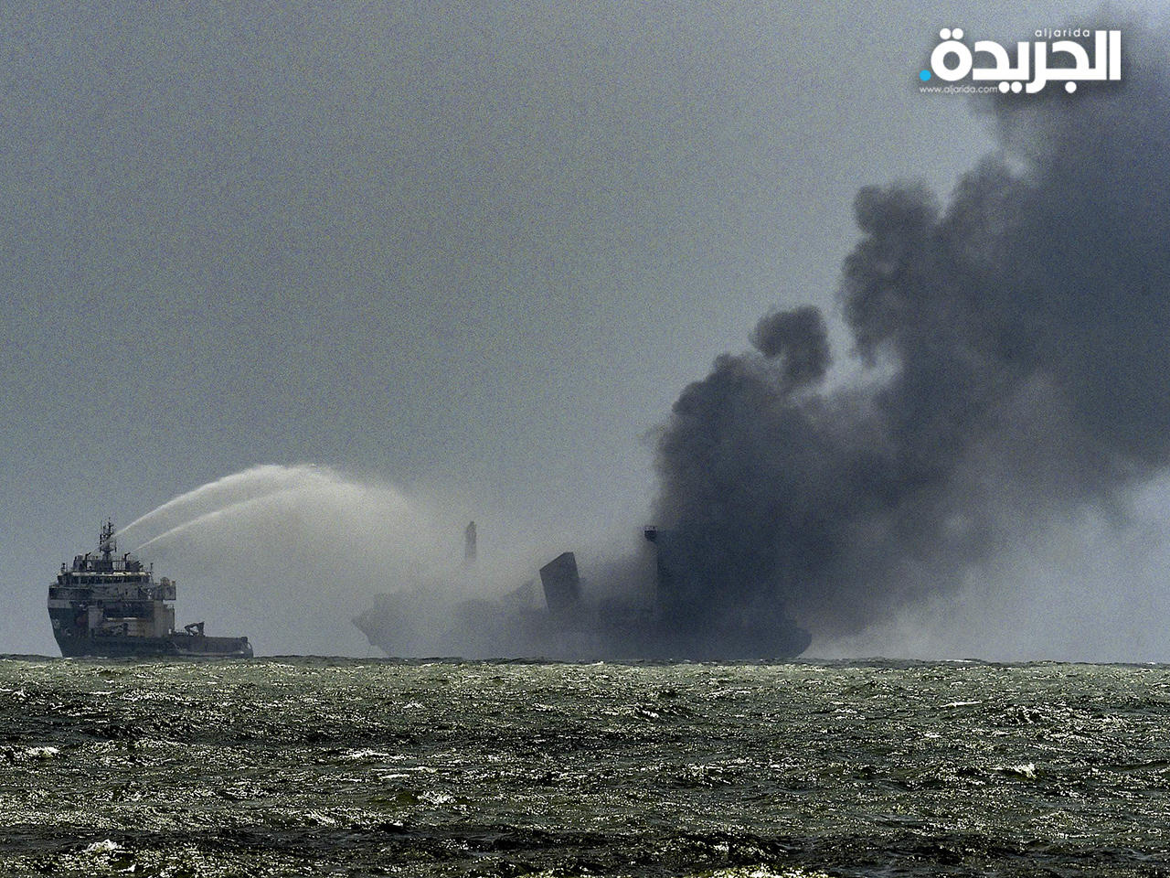 شواطئ سريلانكا مهددة بكارثة تلوّث جراء احتراق سفينة